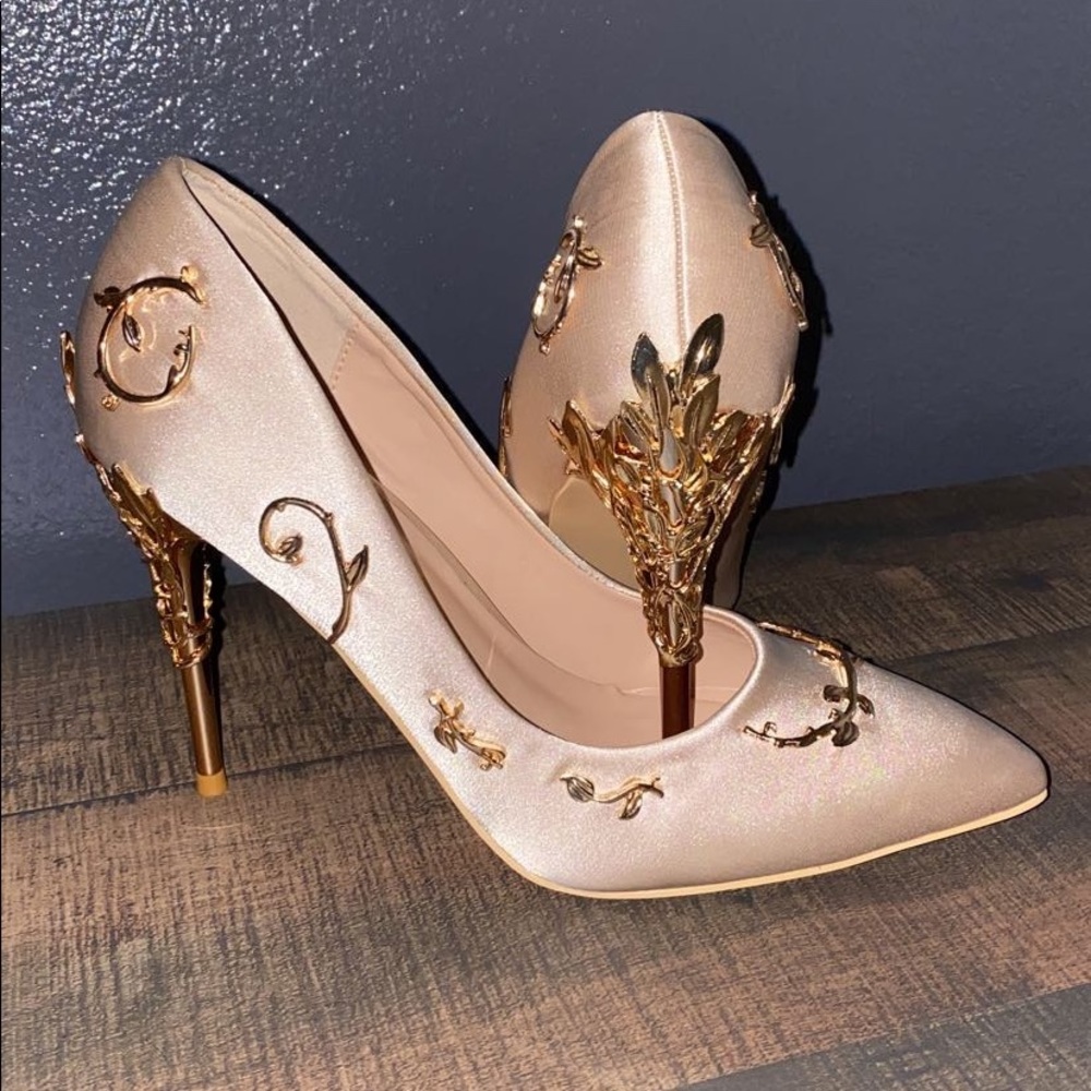 Never worn, brand new size 7 runs a little tight meet or pickup only